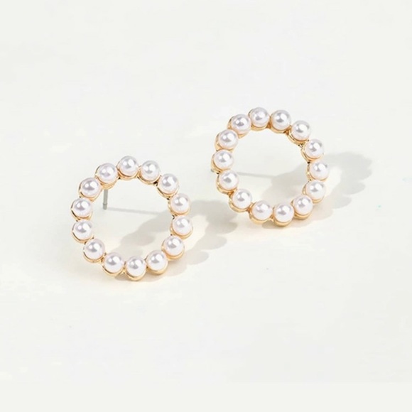 3/$30 💛 Faux Pearl Stud Earrings - Picture 2 of 6